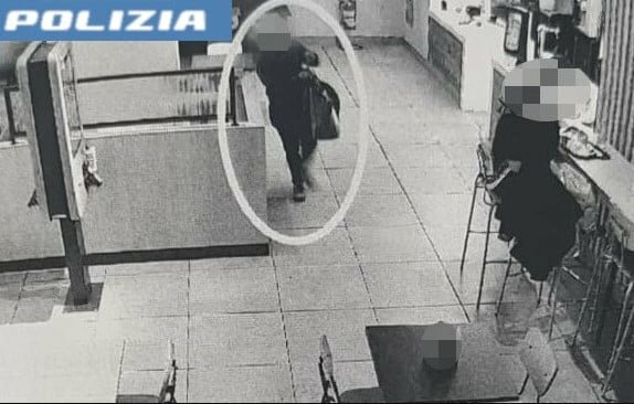 Le ruba il portafoglio mentre pranza al fast food