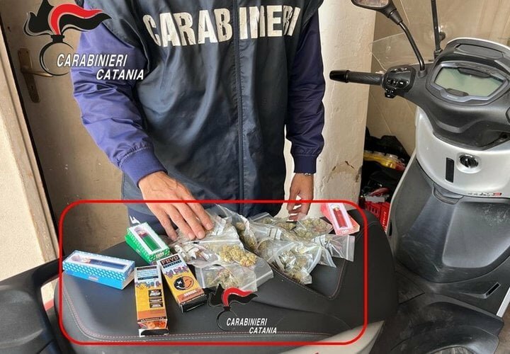 'Moon rock' e 'hashish mousse' nello zaino del pusher catanese