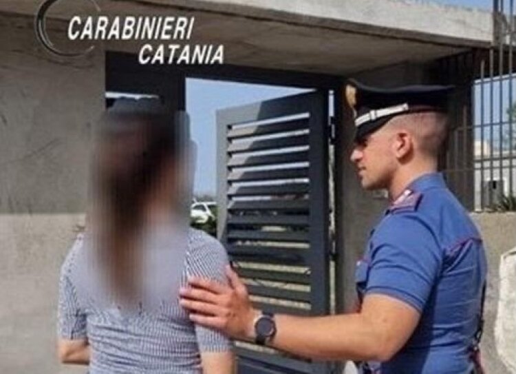 Spinta e afferrata per il collo dall'ex