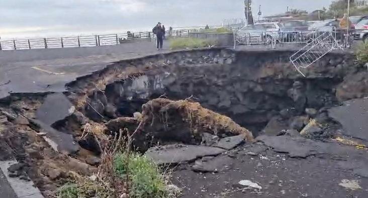 Voragine sul lungomare di Catania