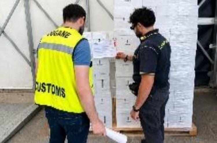 Oltre 1.500 litri di olio spacciati per extravergine in partenza per l'estero