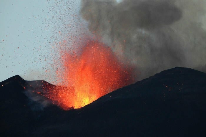 Etna, esplosioni dal cratere Bocca nuova