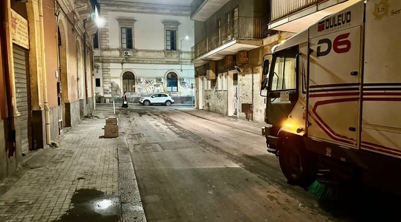 Fuori dalle porte 20 tonnellate di cenere