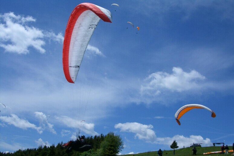 Salvati 15 turisti caduti col parapendio