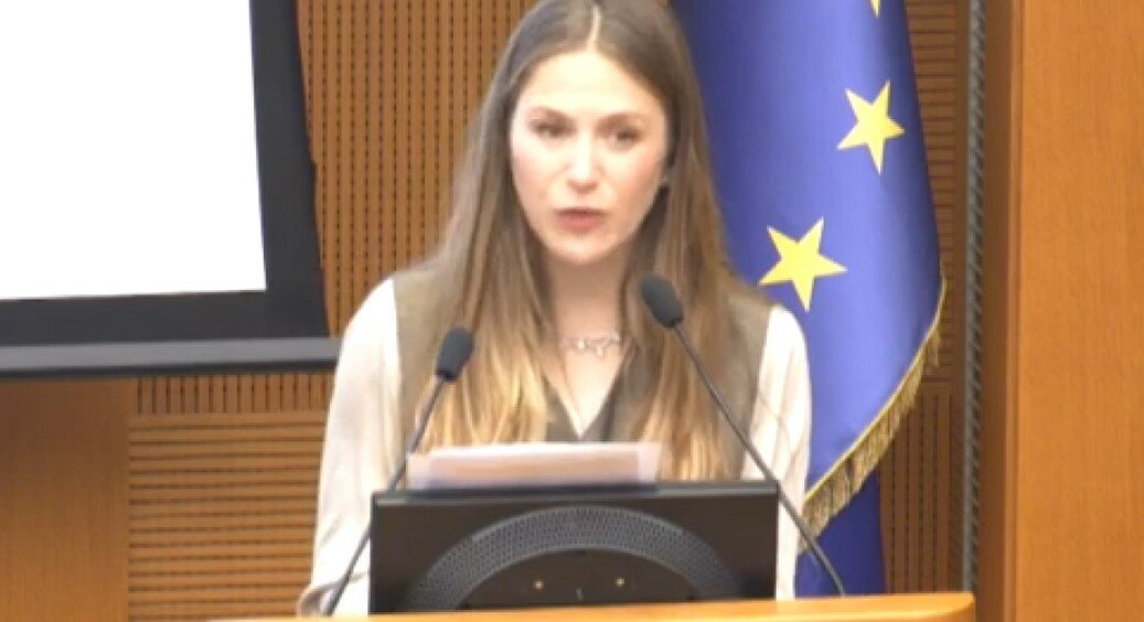 "Il professore mi mise la mano sotto i vestiti"