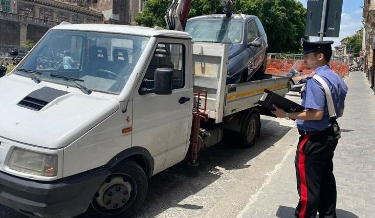 Catania, con la gru a rubare le macchine