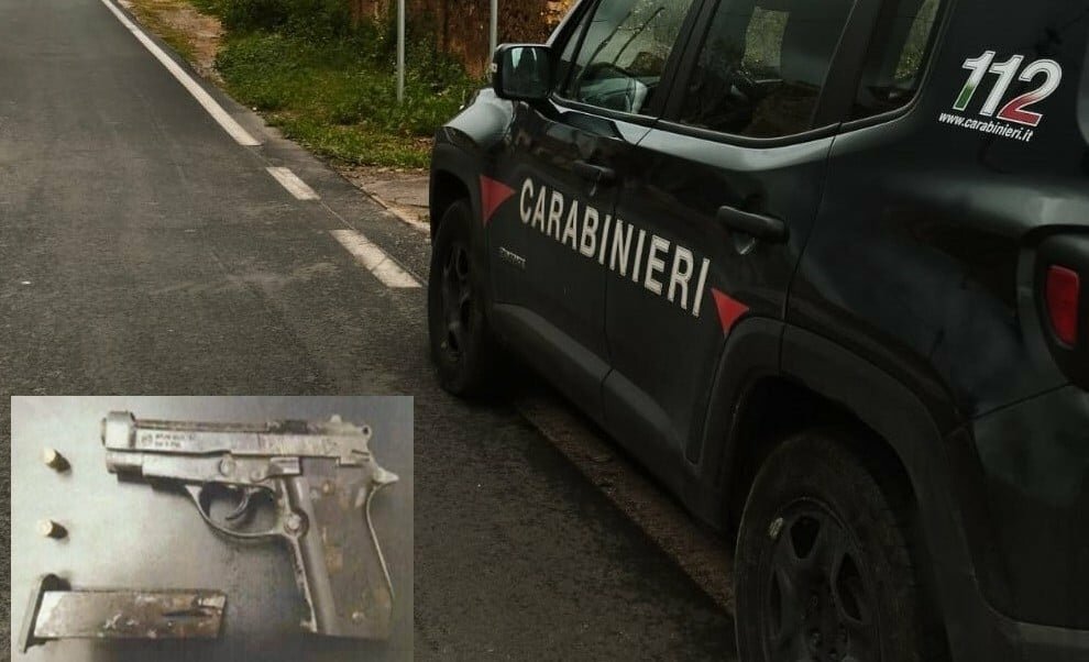 Va per negozi con la pistola: paura in strada