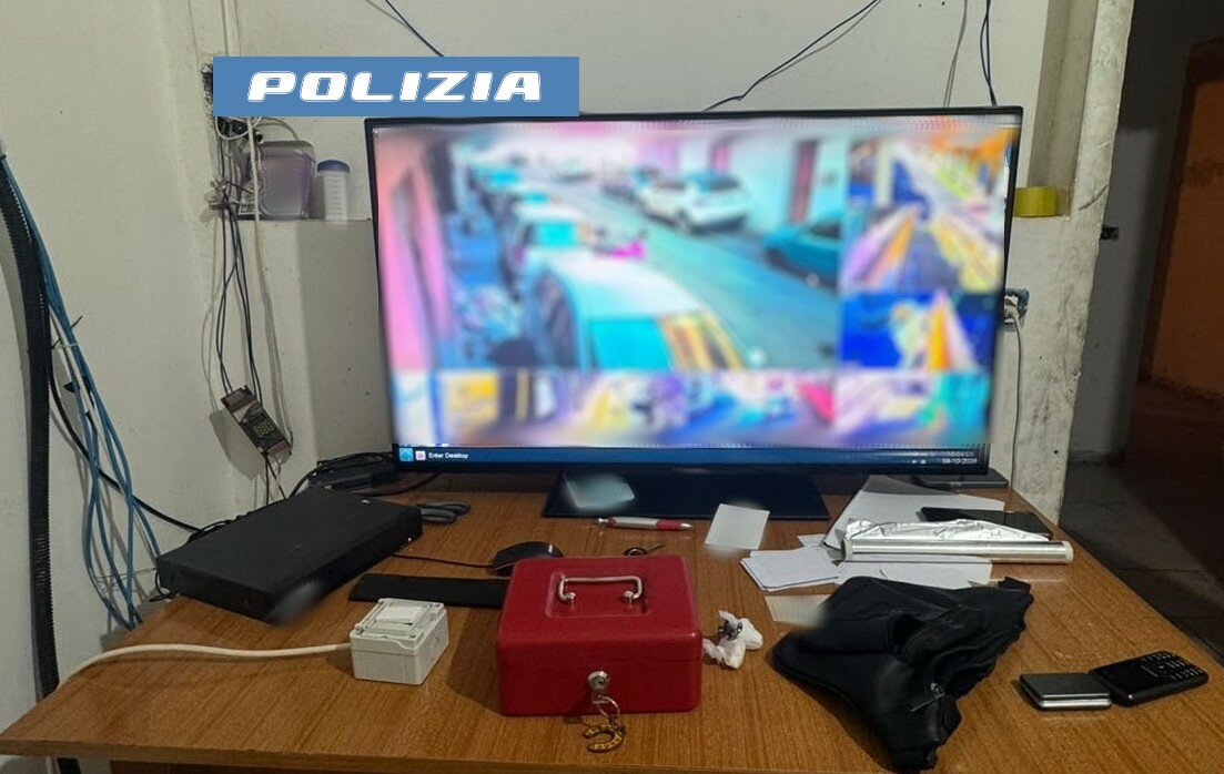 Scambia l'agente per cliente e lo fa accomodare nella crack room
