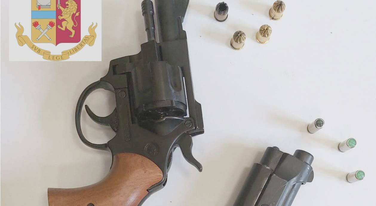 Rapina in farmacia, subito individuato