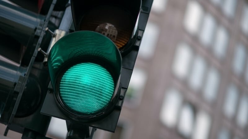 Lite al semaforo, 82enne preso a calci e pugni