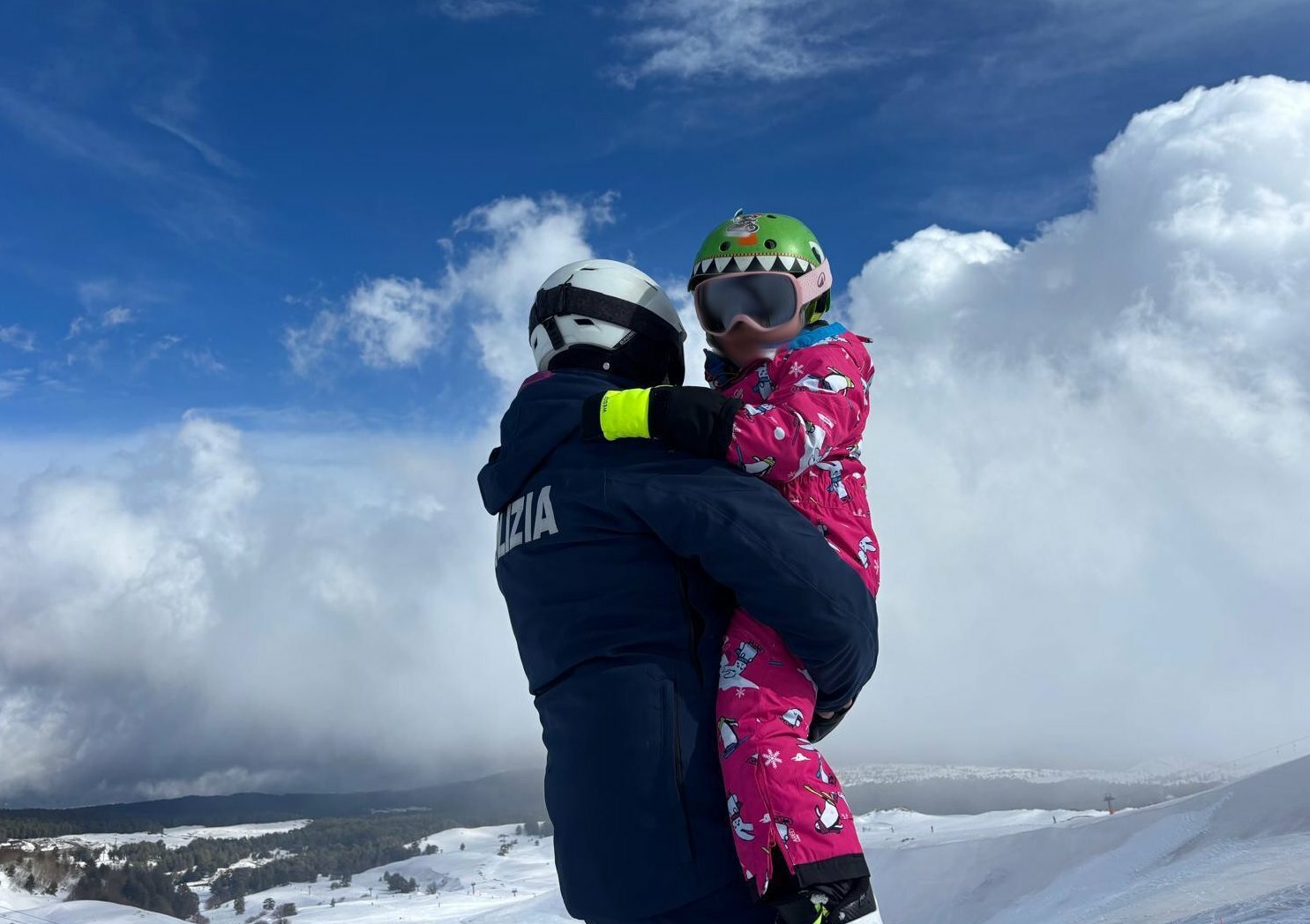 Bimba bloccata sugli sci per un attacco di panico: arriva il poliziotto Francesco