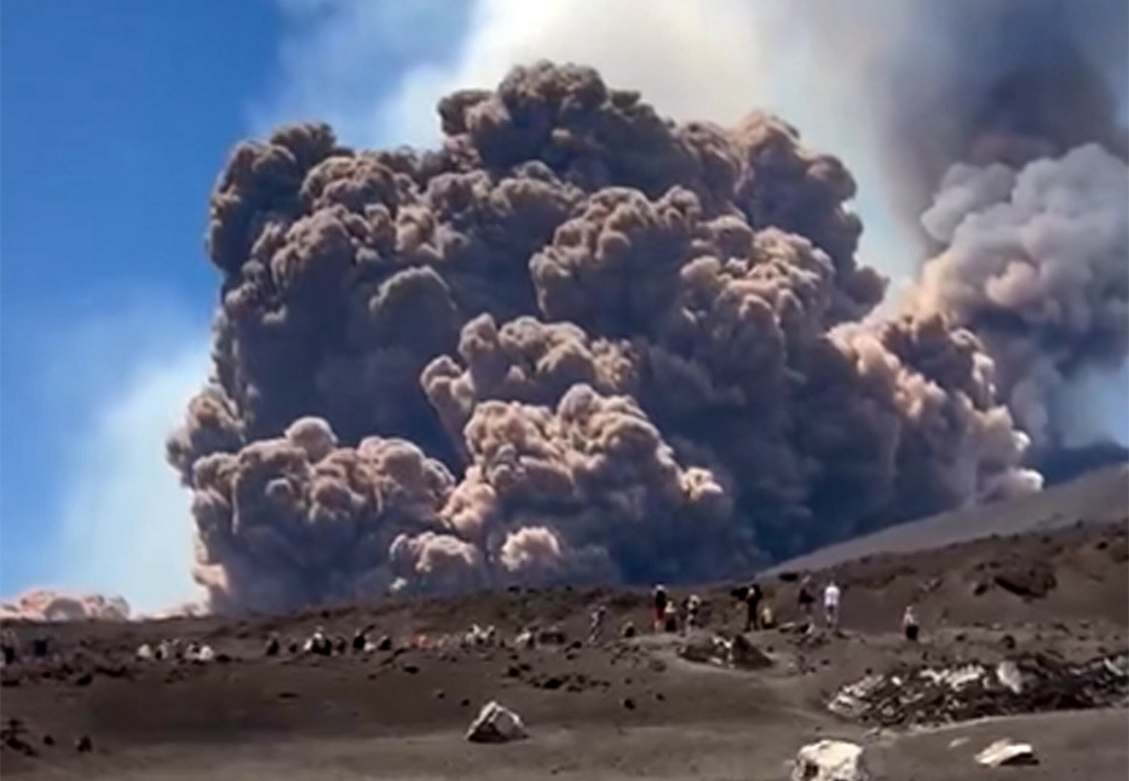 Etna: il video del crollo del cratere, turisti in fuga