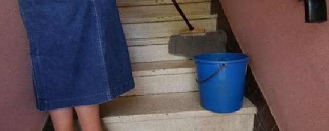 Lavoratori delle pulizie incrociano le braccia