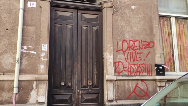 Imbrattato muro della sede Pd di Catania
