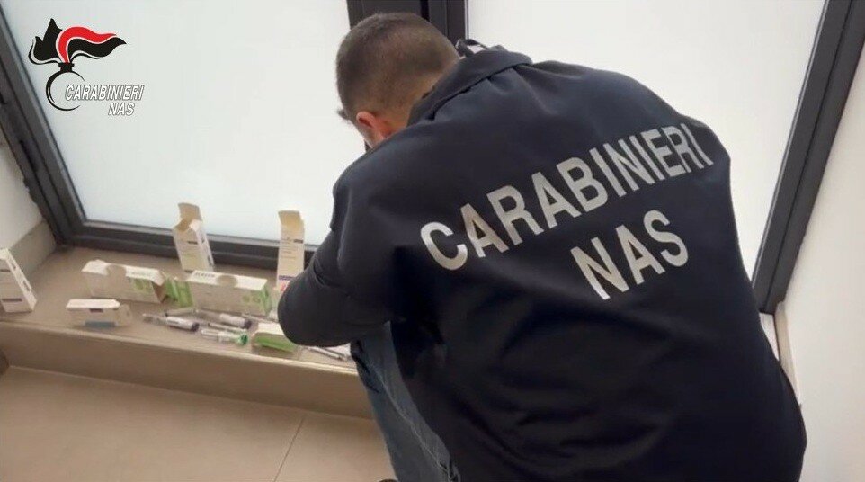 Ambulatorio abusivo in una farmacia, due denunce