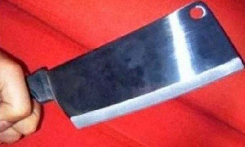 Gravina, l'ex geloso la minaccia con la mannaia