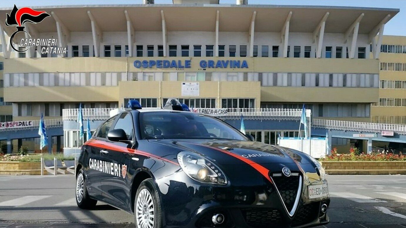 Sente le urla della madre e salva la vita al figlio