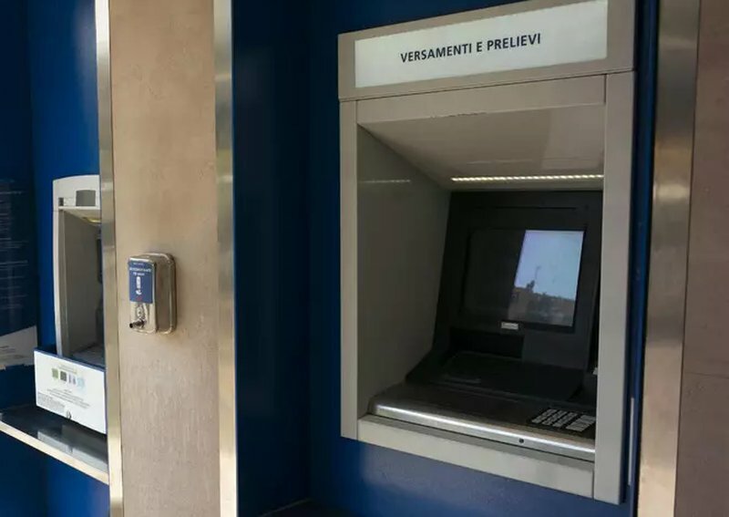 Fanno esplodere bancomat, ma il colpo fallisce