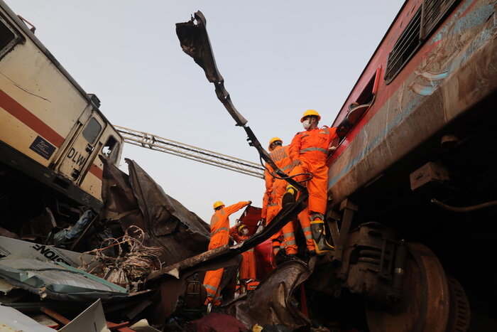 Si scontrano tre treni, 288 morti in India