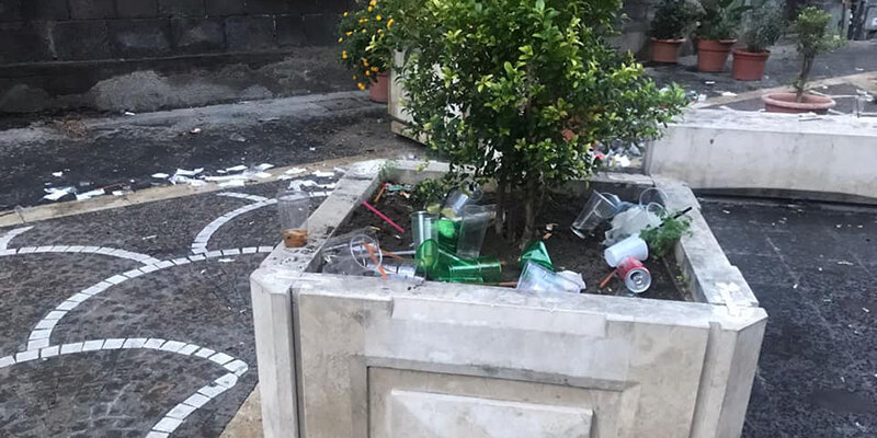 Catania, fioriere piene di rifiuti