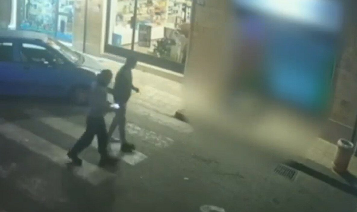 Massacrato in strada, il giorno dopo muore: il video dell'aggressione Massacrato in strada, il giorno dopo muore: il video dell'aggressione