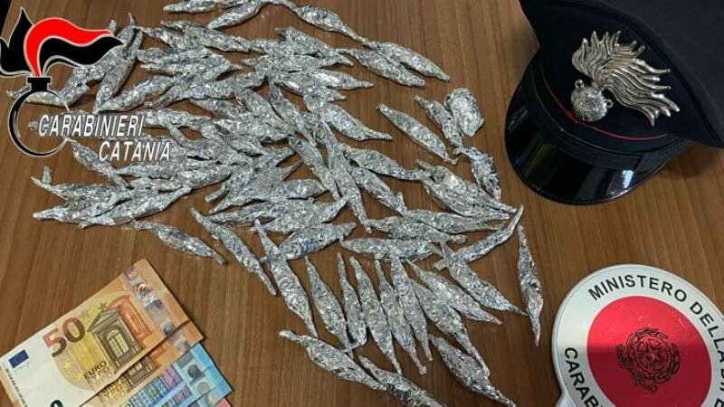 Torna a riprendere le dosi e trova i carabinieri