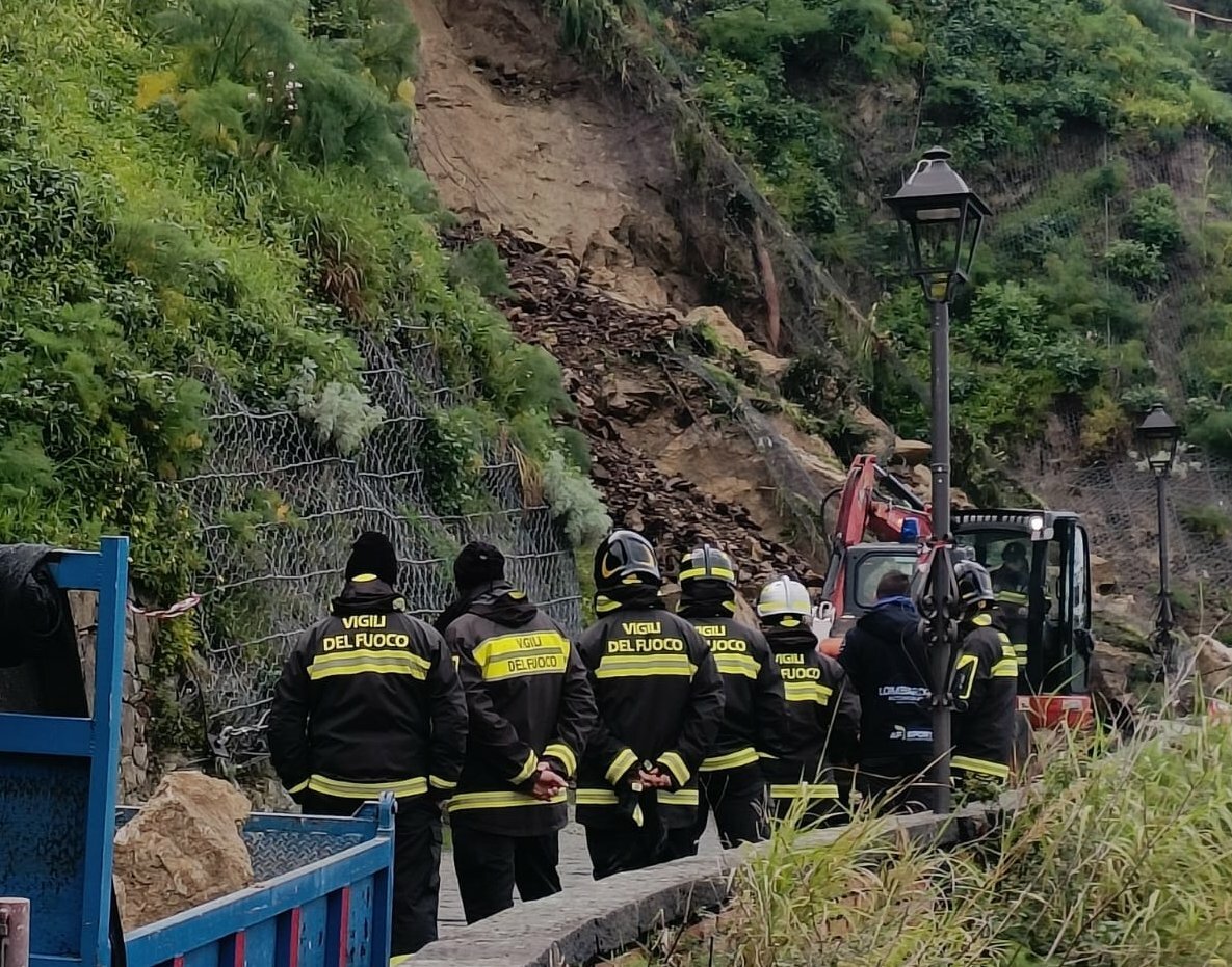 Frana a Savoca, strada bloccata