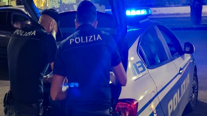 Ubriaco minaccia passanti con una bottiglia di vetro