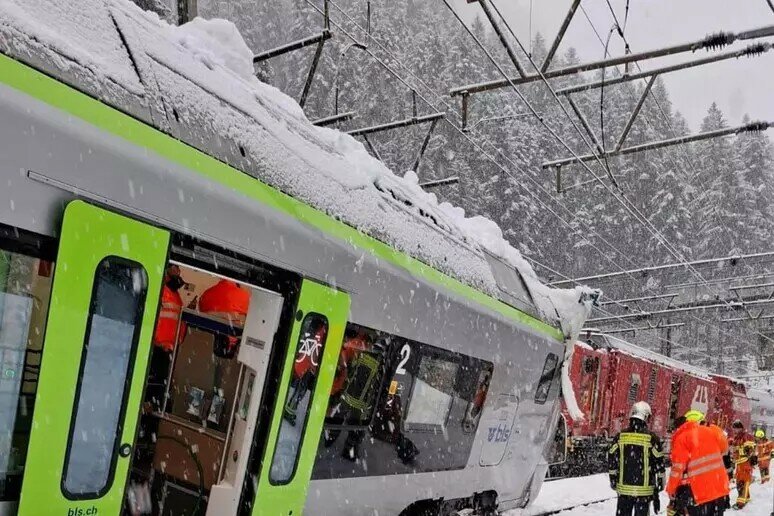 La valanga fa deragliare il treno: diversi feriti