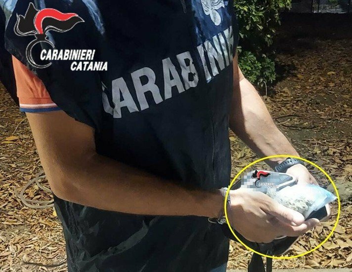 La droga nascosta sul tetto del chiosco catanese