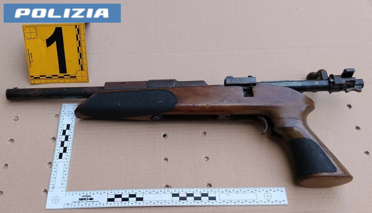 Catania: blitz a Librino, sequestrate carabina e marijuana