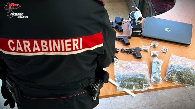 In casa armi e marijuana: arrestati due giovani