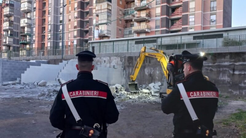 Demoliti 22 garage abusivi a Librino