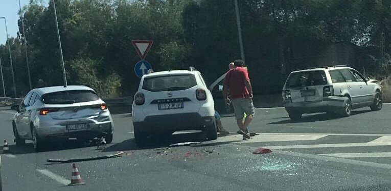 Carambola di auto sul viale Mediterraneo