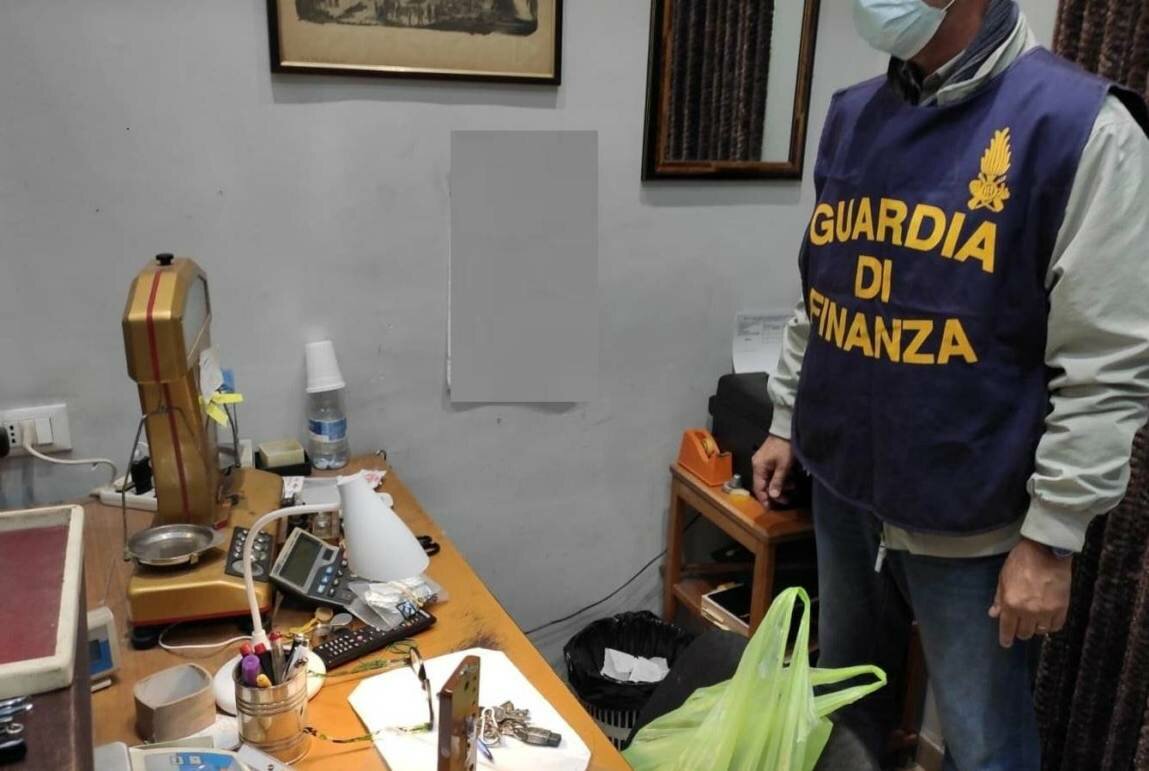 Scoperti 3 compro oro abusivi
