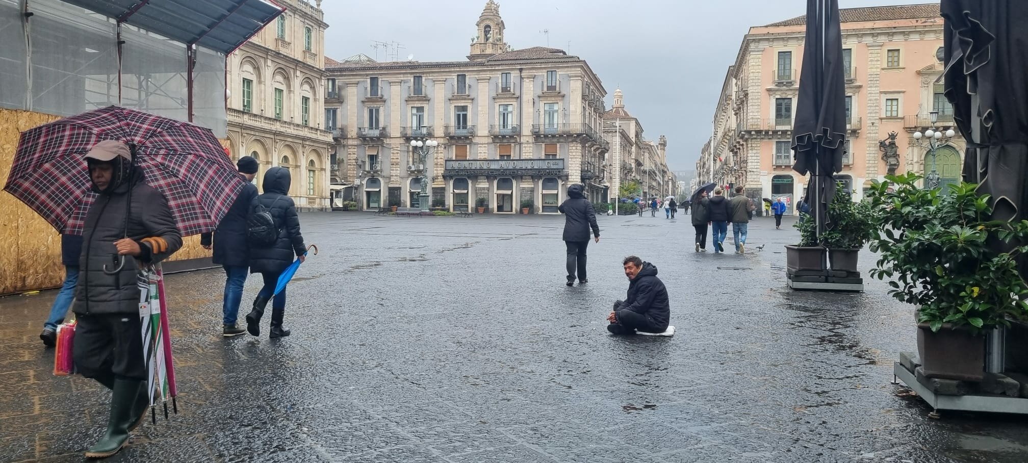 Allagamenti, buche e mare alto: cos&igrave; si &egrave; svegliata Catania