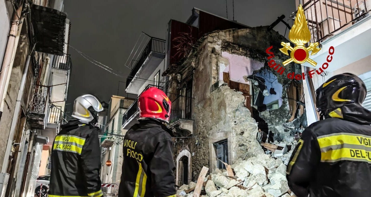 Carlentini, crolla casa disabitata