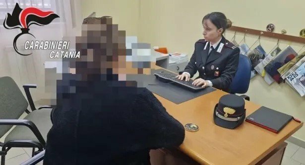 Compagno tenta di strangolarla e la costringe a dormire senza coperte