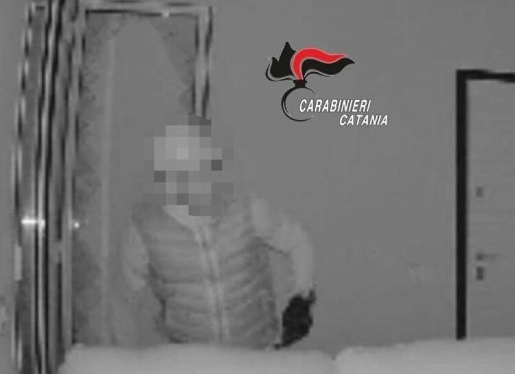 Devoto in processione vede sul cellulare il ladro in casa