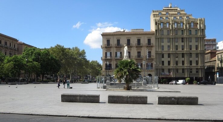 Per il compleanno riempie due hotel a 5 stelle