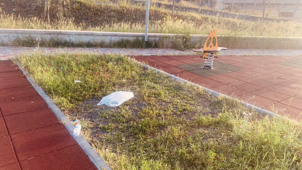 Bambinopoli abbandonata in viale Castagnola a Catania