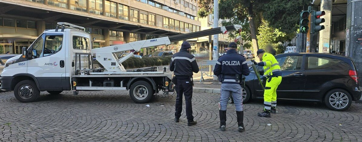 Tripla fila alla fiera, pure le multe sono selvagge