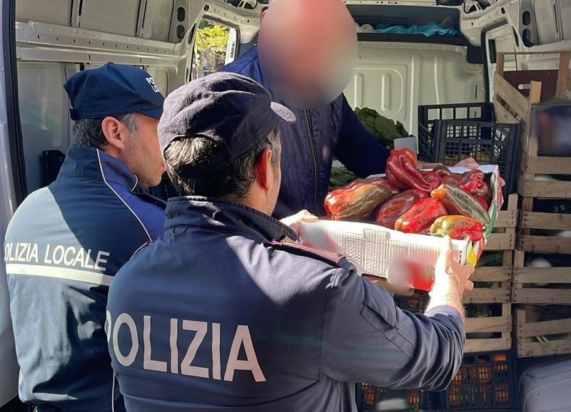 Giro di vite su ambulanti: multe per 11mila euro