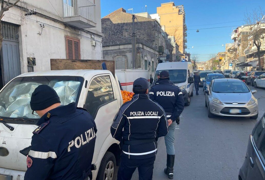 Polizia a San Cristoforo: scovati abusivi, droga e incivili