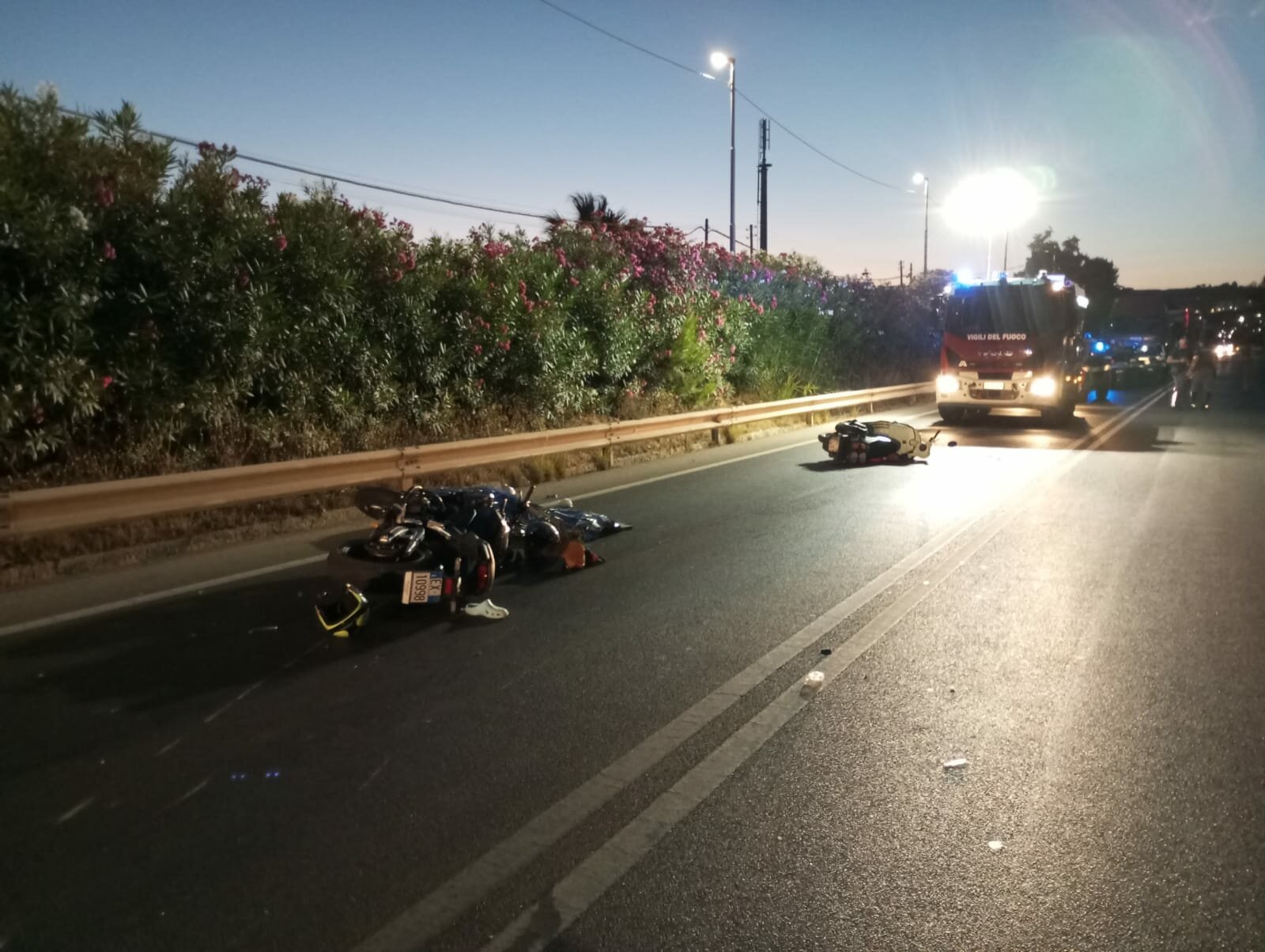 Scontro tra moto e scooter, un morto e due feriti