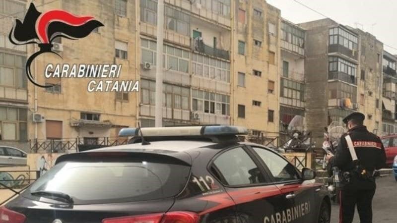 Evade e si finge il fratello, ma fa un errore madornale