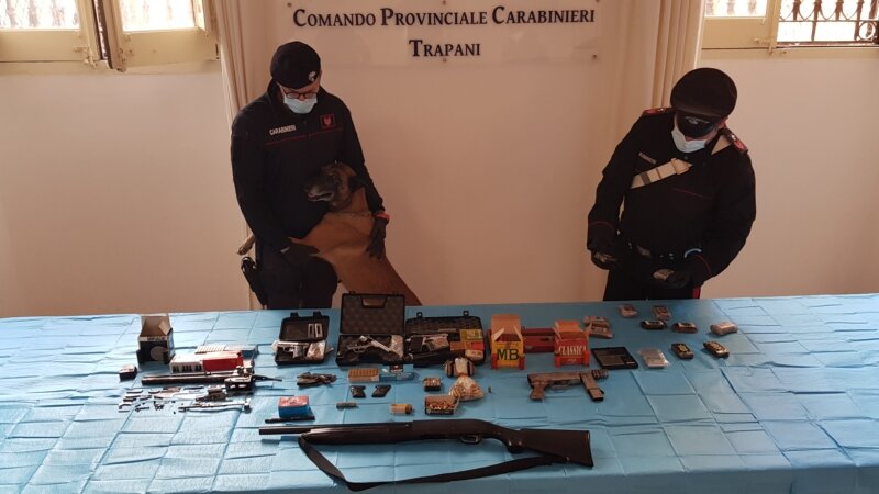 Strano via vai, droga e armi nel garage