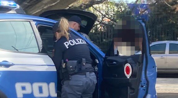 Stuprata sotto gli archi della marina: arrestati due uomini a Catania