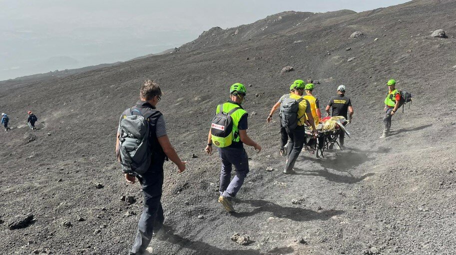 Si fa male sulla cima dell'Etna, arriva la barella