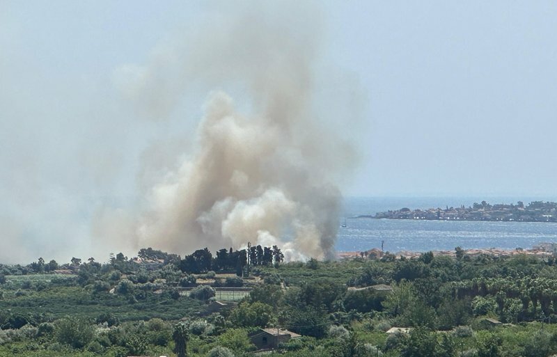 Fondachello, incendio a ridosso della spiaggia